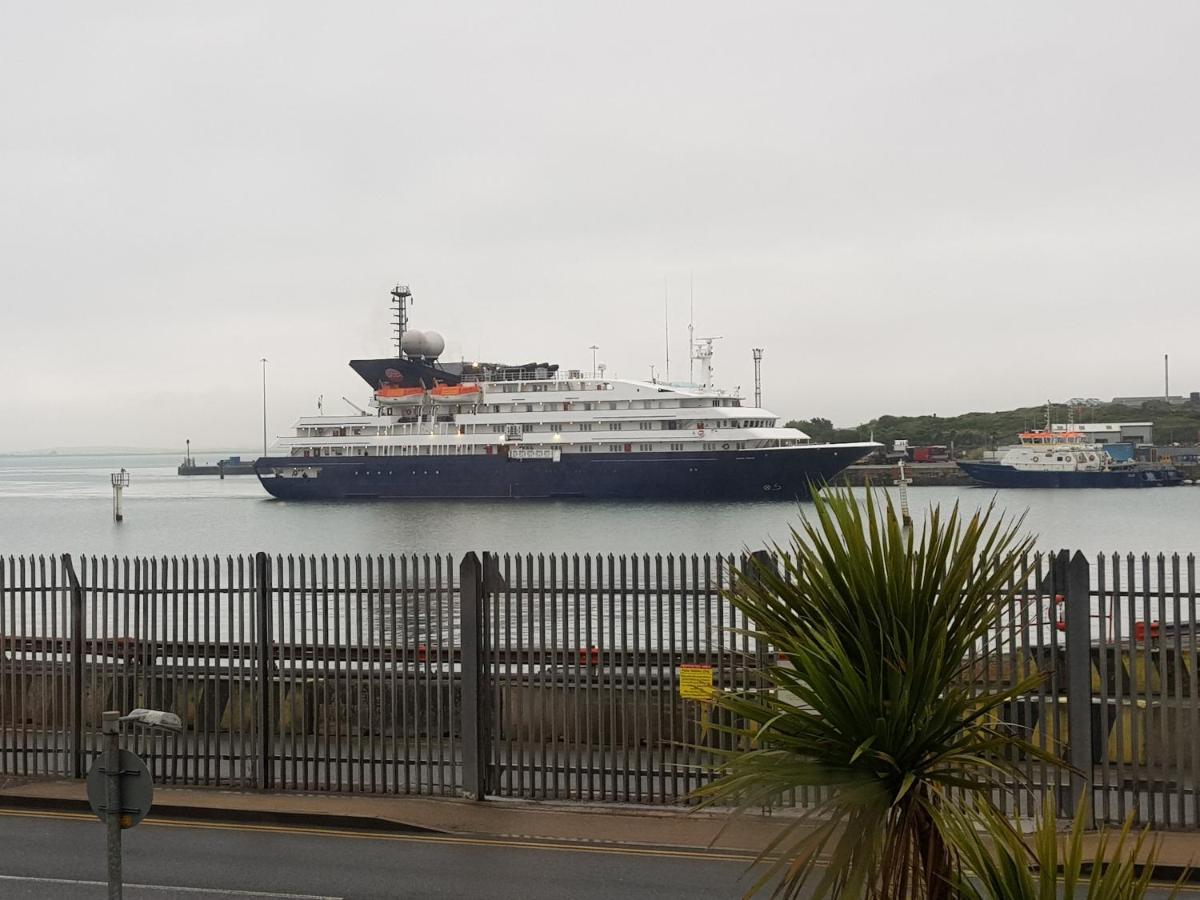 The Hut Wales - A Sea Front Inn Holyhead Exterior foto